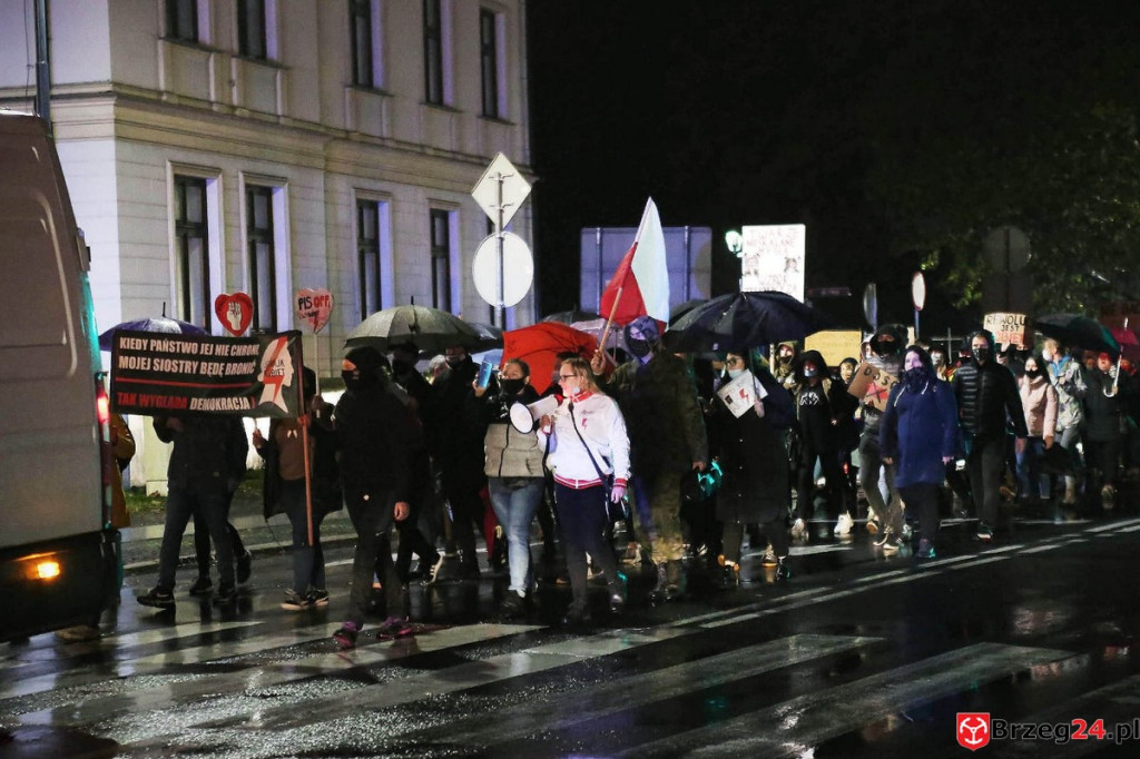 Protest w Brzegu. 30-10-2020 [FOTOGALERIA]