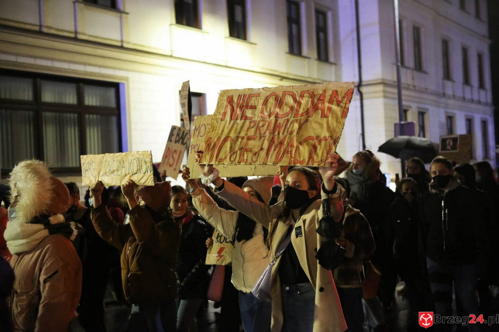 Protest w Brzegu. 30-10-2020 [FOTOGALERIA]