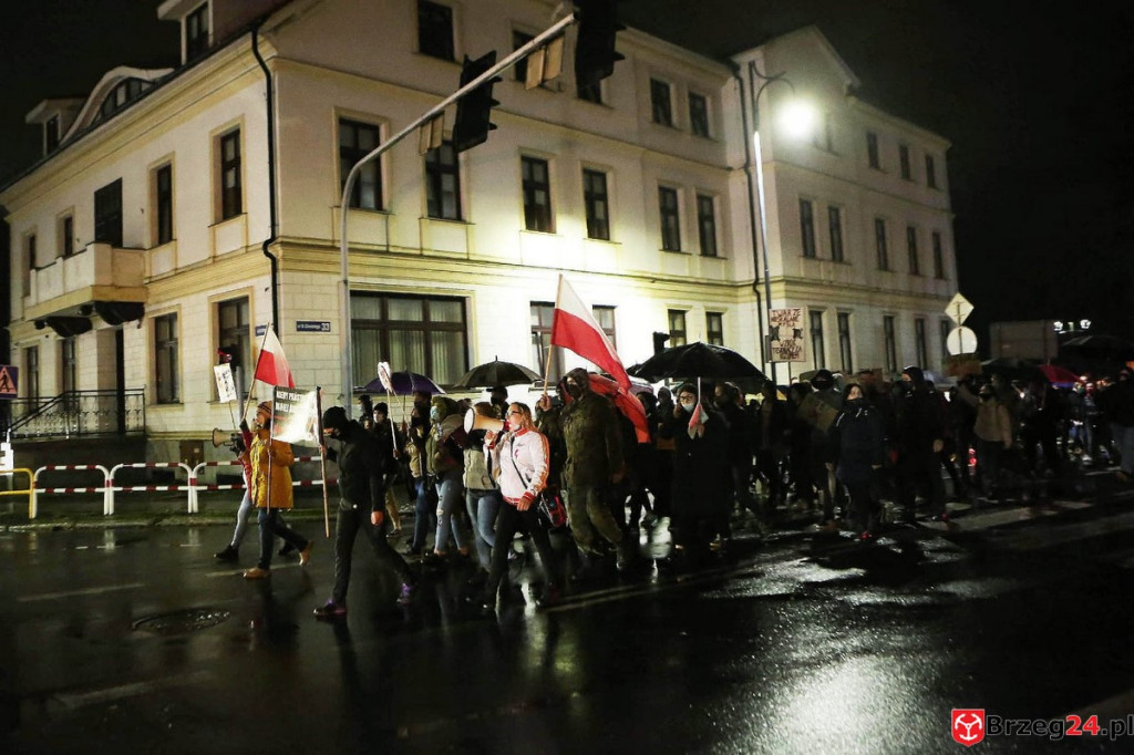 Protest w Brzegu. 30-10-2020 [FOTOGALERIA]