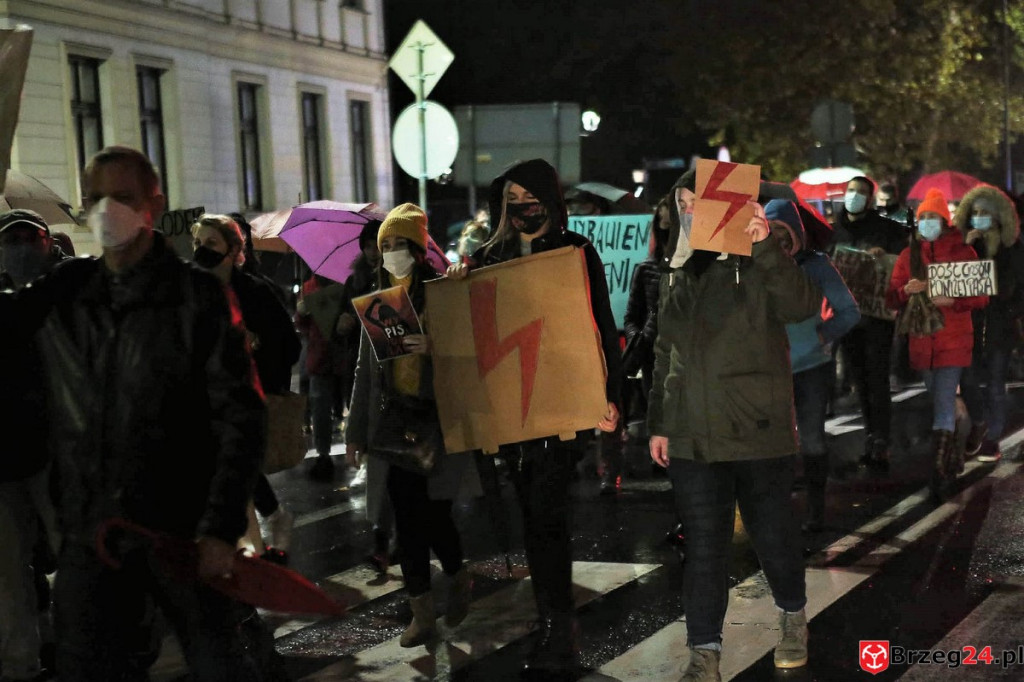 Protest w Brzegu. 30-10-2020 [FOTOGALERIA]