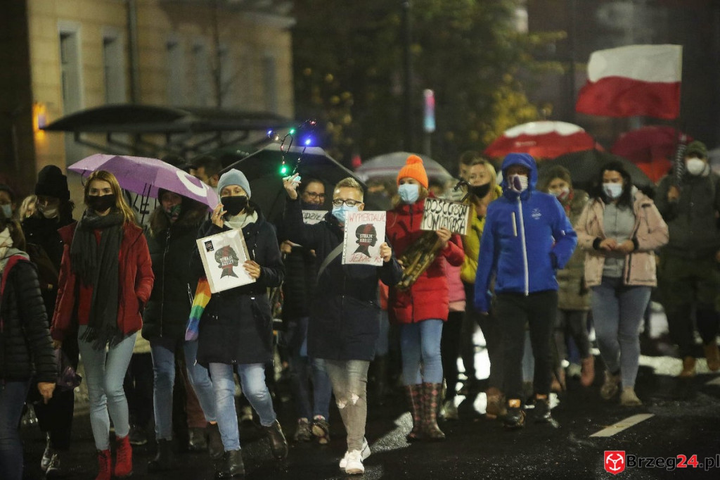 Protest w Brzegu. 30-10-2020 [FOTOGALERIA]