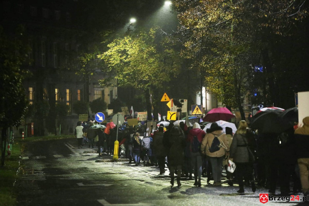Protest w Brzegu. 30-10-2020 [FOTOGALERIA]