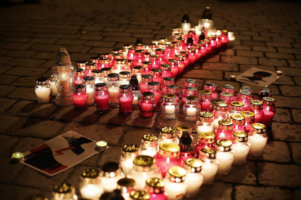 Symbol protestu kobiet rozbłysnął na brzeskim Rynku [fotorelacja]