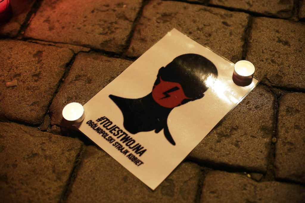 Symbol protestu kobiet rozbłysnął na brzeskim Rynku [fotorelacja]
