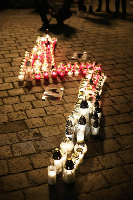 Symbol protestu kobiet rozbłysnął na brzeskim Rynku [fotorelacja]
