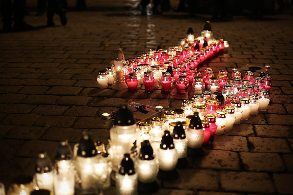 Symbol protestu kobiet rozbłysnął na brzeskim Rynku [fotorelacja]