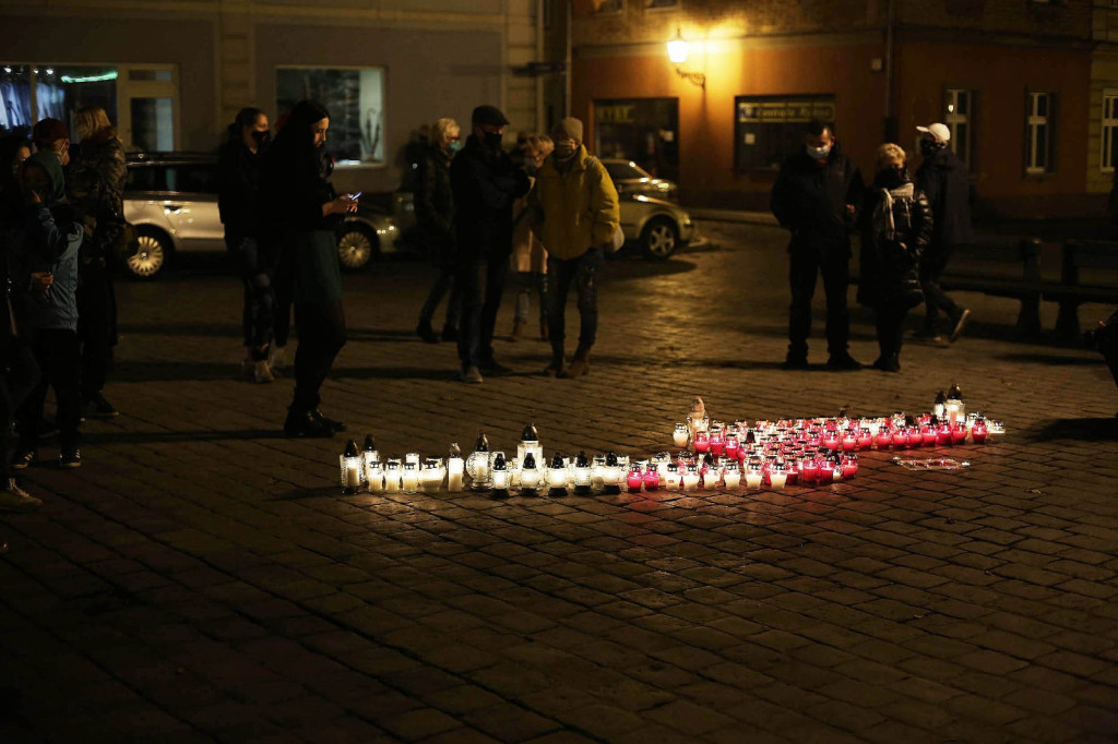Symbol protestu kobiet rozbłysnął na brzeskim Rynku [fotorelacja]