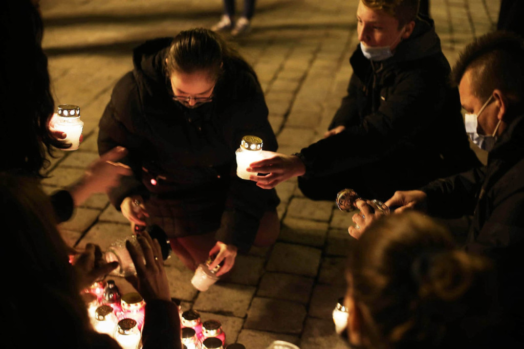 Symbol protestu kobiet rozbłysnął na brzeskim Rynku [fotorelacja]