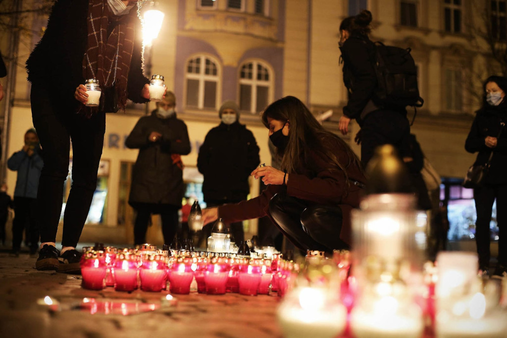 Symbol protestu kobiet rozbłysnął na brzeskim Rynku [fotorelacja]