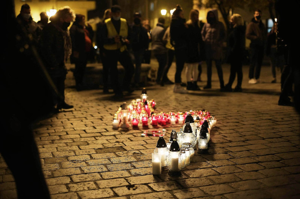 Symbol protestu kobiet rozbłysnął na brzeskim Rynku [fotorelacja]