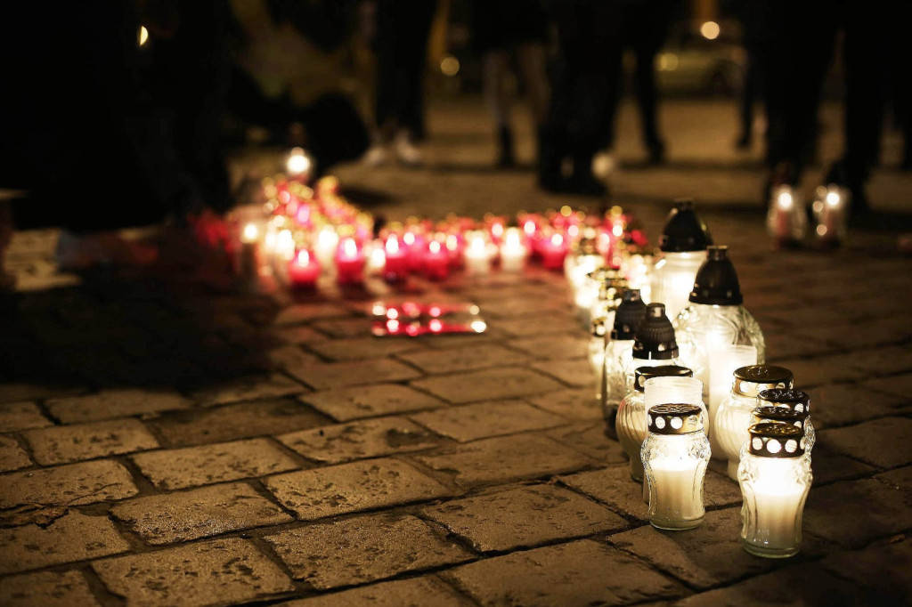 Symbol protestu kobiet rozbłysnął na brzeskim Rynku [fotorelacja]