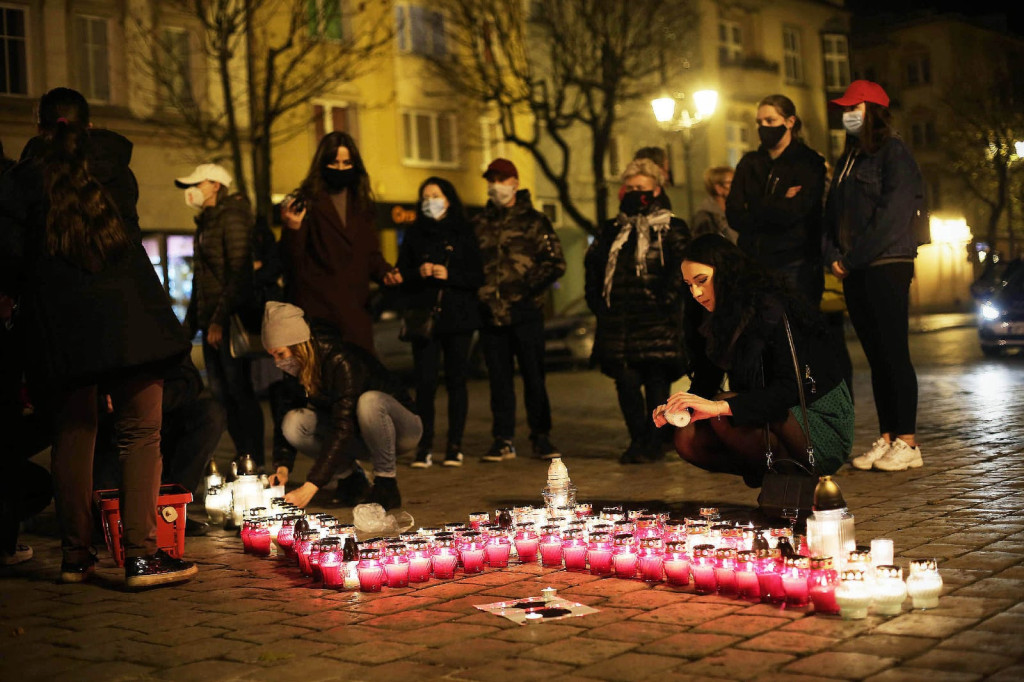 Symbol protestu kobiet rozbłysnął na brzeskim Rynku [fotorelacja]