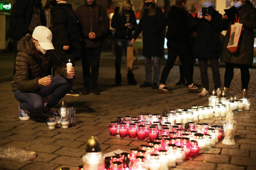 Symbol protestu kobiet rozbłysnął na brzeskim Rynku [fotorelacja]
