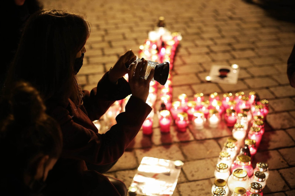 Symbol protestu kobiet rozbłysnął na brzeskim Rynku [fotorelacja]