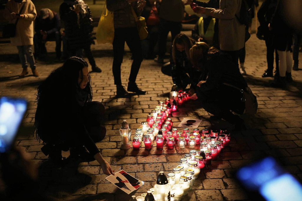 Symbol protestu kobiet rozbłysnął na brzeskim Rynku [fotorelacja]