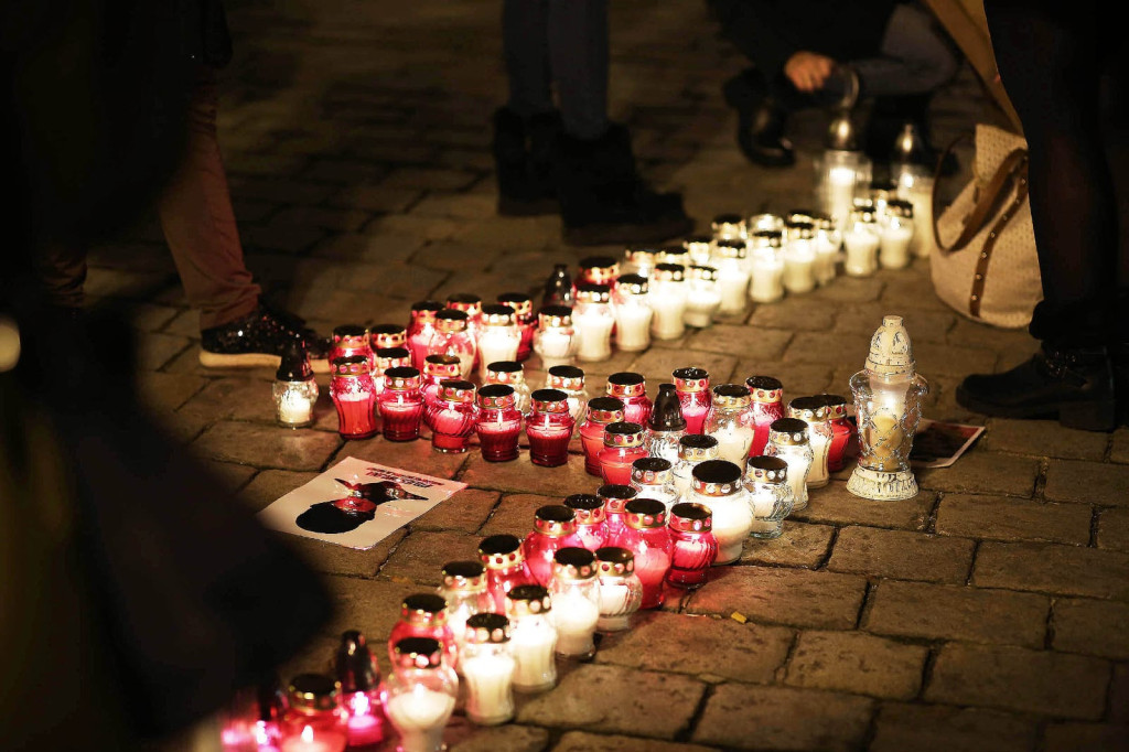 Symbol protestu kobiet rozbłysnął na brzeskim Rynku [fotorelacja]