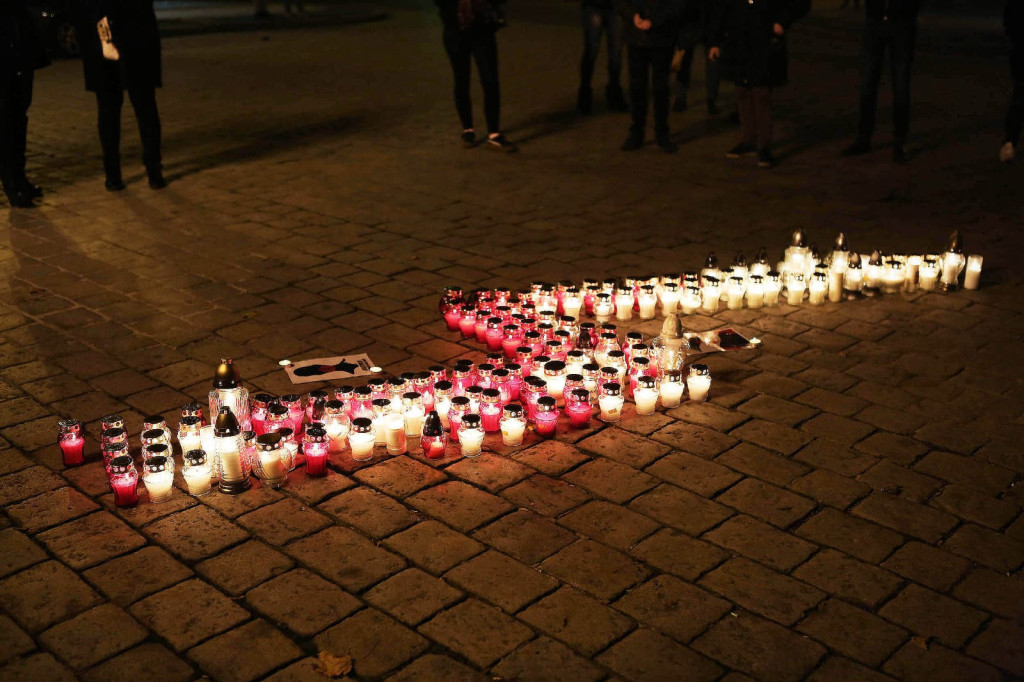 Symbol protestu kobiet rozbłysnął na brzeskim Rynku [fotorelacja]