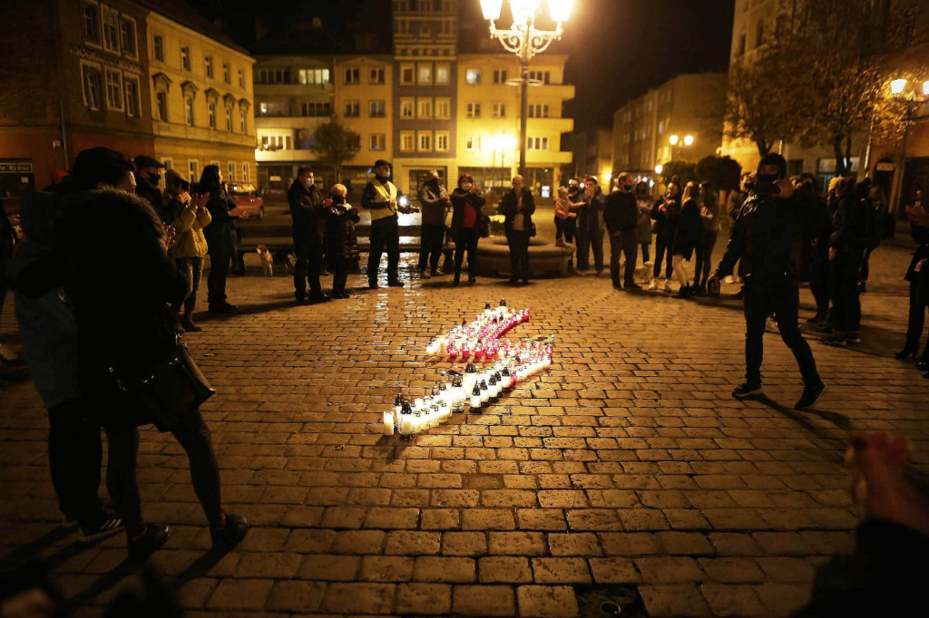 Symbol protestu kobiet rozbłysnął na brzeskim Rynku [fotorelacja]
