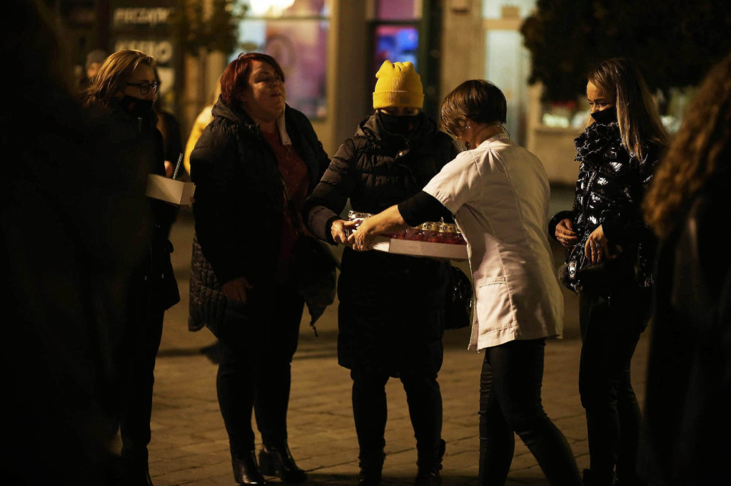 Symbol protestu kobiet rozbłysnął na brzeskim Rynku [fotorelacja]