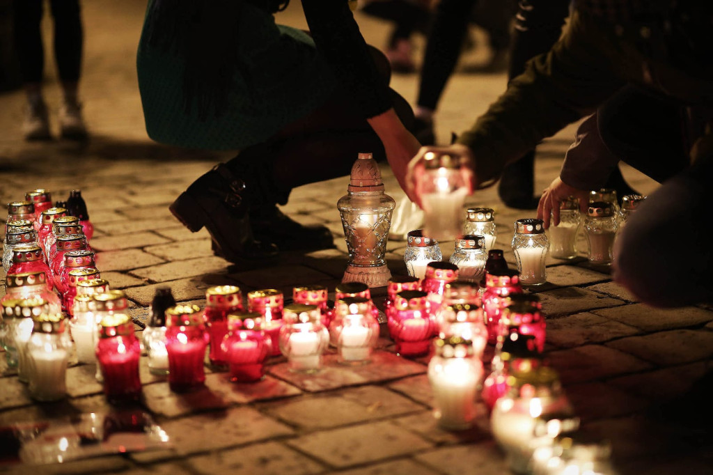 Symbol protestu kobiet rozbłysnął na brzeskim Rynku [fotorelacja]