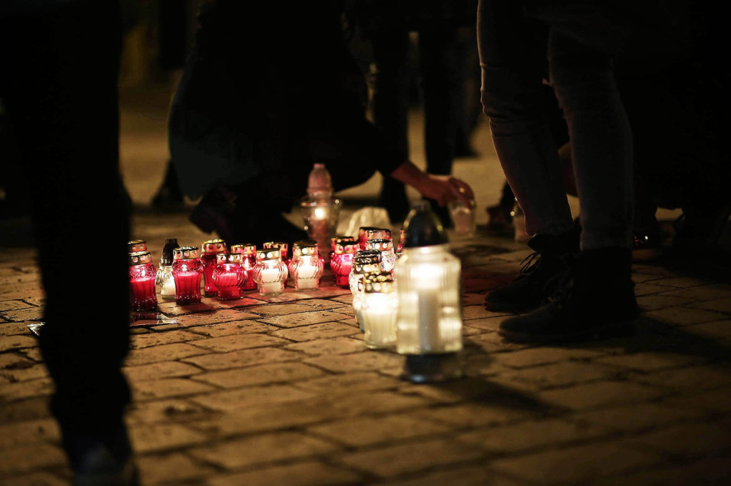 Symbol protestu kobiet rozbłysnął na brzeskim Rynku [fotorelacja]