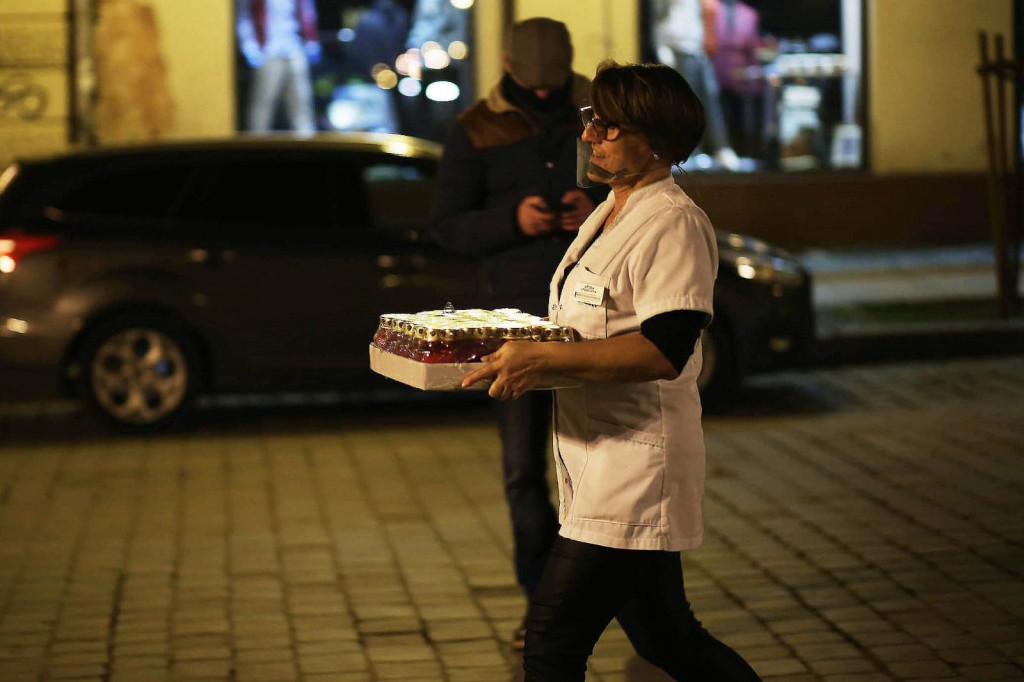 Symbol protestu kobiet rozbłysnął na brzeskim Rynku [fotorelacja]