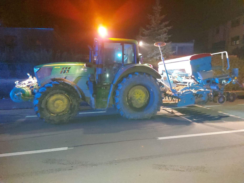 Zderzenie osobówki z ciągnikiem rolniczym w Lewinie Brzeskim