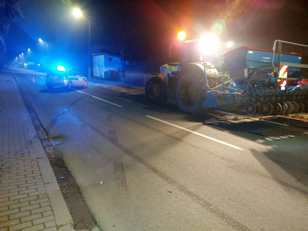 Zderzenie osobówki z ciągnikiem rolniczym w Lewinie Brzeskim