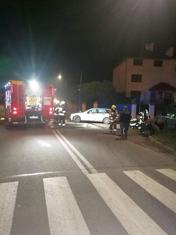 Zderzenie osobówki z ciągnikiem rolniczym w Lewinie Brzeskim