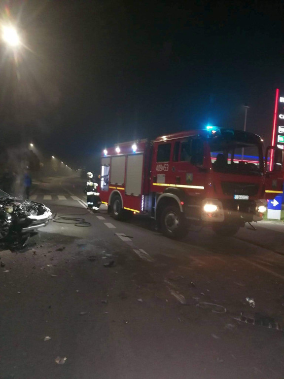 Zderzenie osobówki z ciągnikiem rolniczym w Lewinie Brzeskim