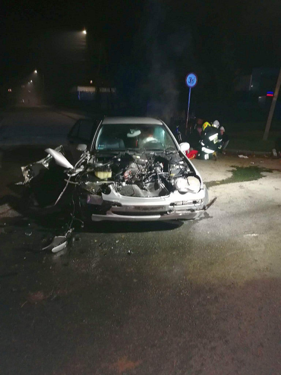 Zderzenie osobówki z ciągnikiem rolniczym w Lewinie Brzeskim