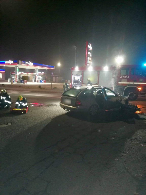 Zderzenie osobówki z ciągnikiem rolniczym w Lewinie Brzeskim