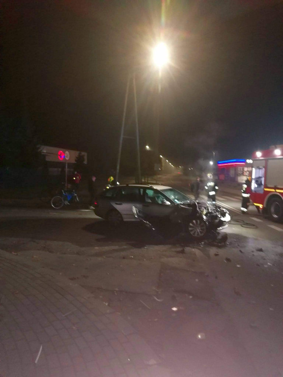 Zderzenie osobówki z ciągnikiem rolniczym w Lewinie Brzeskim