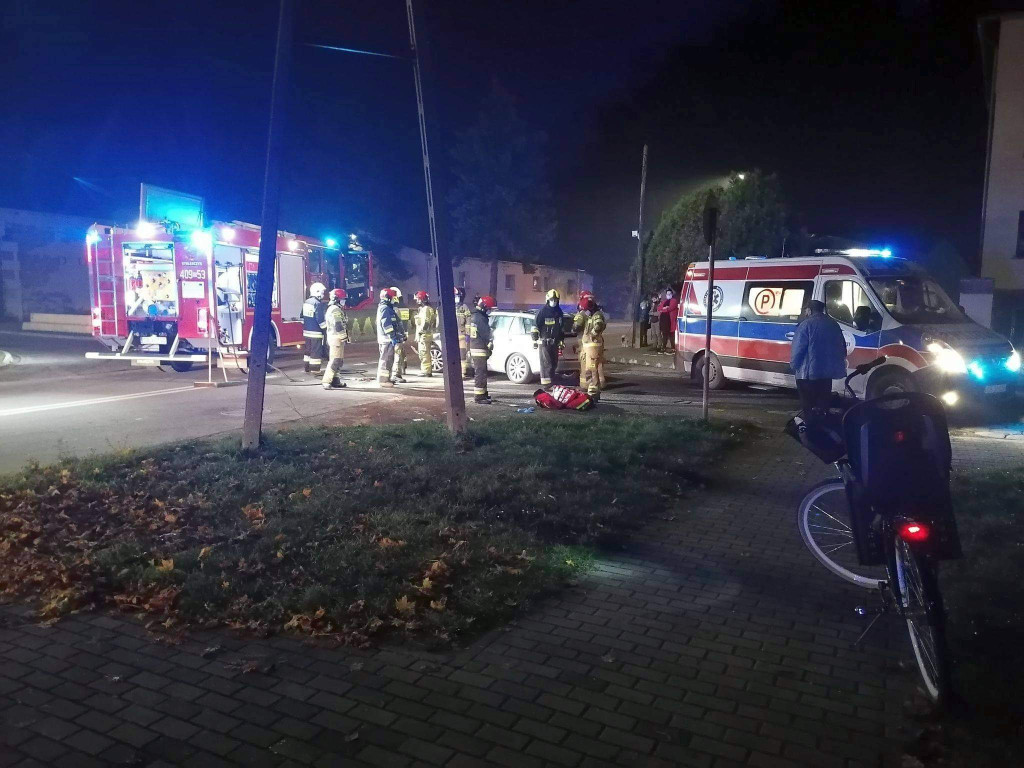 Zderzenie osobówki z ciągnikiem rolniczym w Lewinie Brzeskim