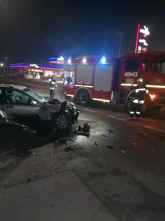 Zderzenie osobówki z ciągnikiem rolniczym w Lewinie Brzeskim