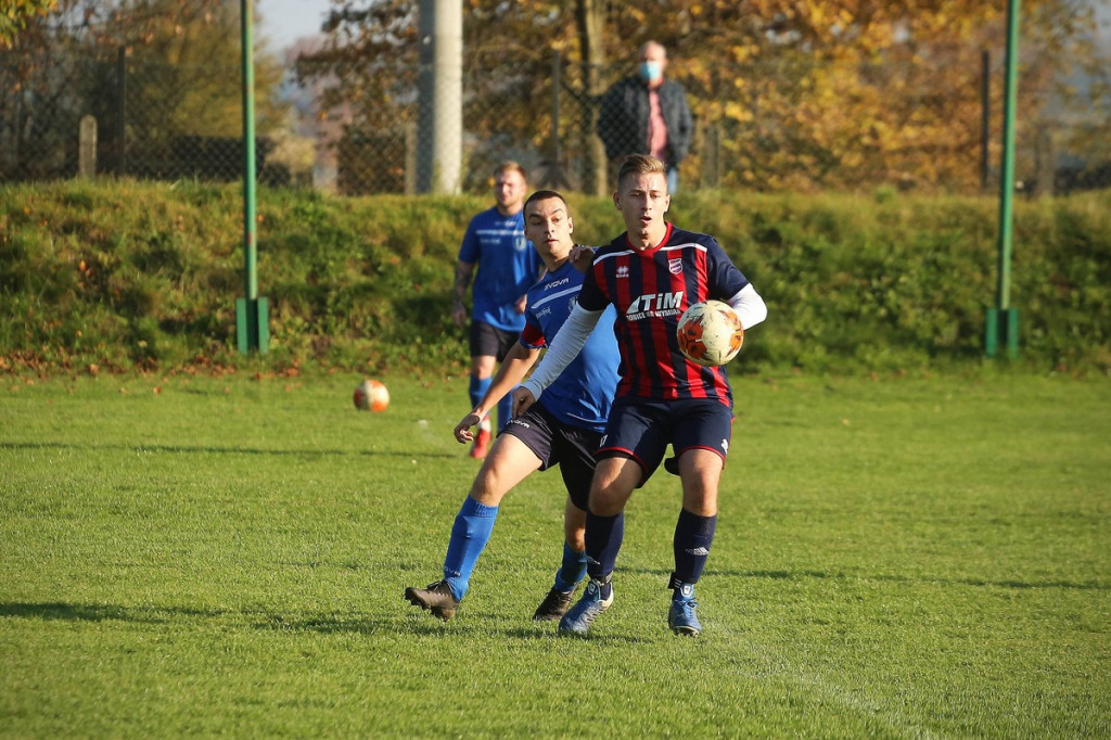 Podsumowanie klasy A. KS Skarbimierz wygrał mecz na szczycie, będzie liderem? [GALERIA z meczu Pogoń Łosiów - KS Kruszyna-Prędocin]