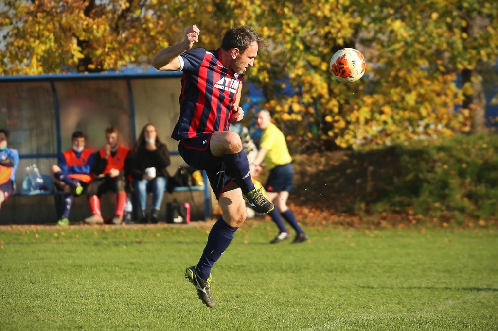 Podsumowanie klasy A. KS Skarbimierz wygrał mecz na szczycie, będzie liderem? [GALERIA z meczu Pogoń Łosiów - KS Kruszyna-Prędocin]