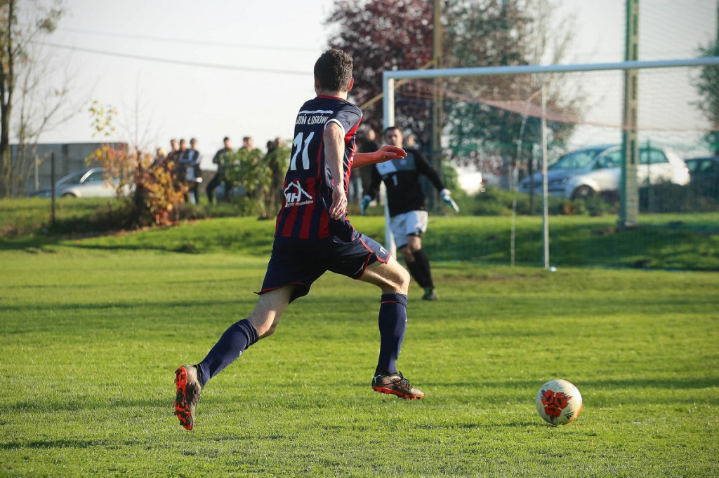 Podsumowanie klasy A. KS Skarbimierz wygrał mecz na szczycie, będzie liderem? [GALERIA z meczu Pogoń Łosiów - KS Kruszyna-Prędocin]