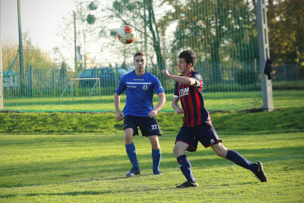 Podsumowanie klasy A. KS Skarbimierz wygrał mecz na szczycie, będzie liderem? [GALERIA z meczu Pogoń Łosiów - KS Kruszyna-Prędocin]