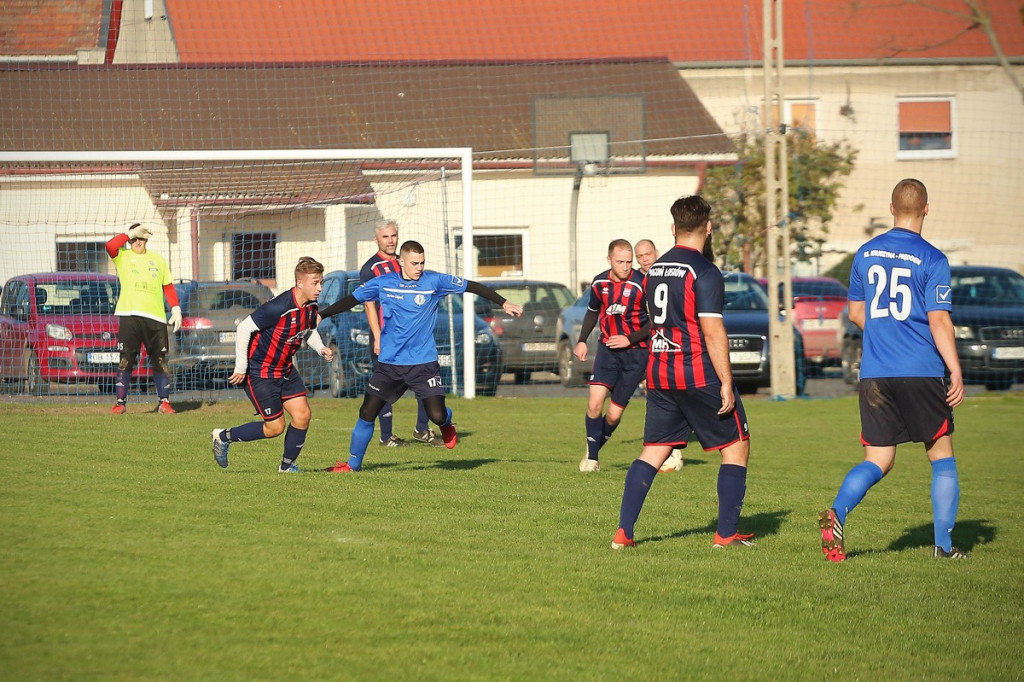 Podsumowanie klasy A. KS Skarbimierz wygrał mecz na szczycie, będzie liderem? [GALERIA z meczu Pogoń Łosiów - KS Kruszyna-Prędocin]