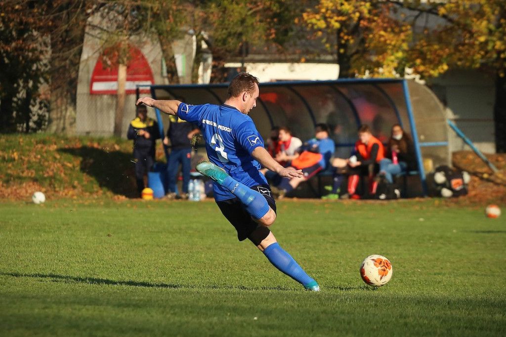 Podsumowanie klasy A. KS Skarbimierz wygrał mecz na szczycie, będzie liderem? [GALERIA z meczu Pogoń Łosiów - KS Kruszyna-Prędocin]
