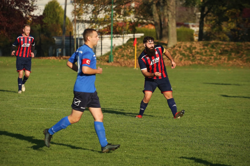 Podsumowanie klasy A. KS Skarbimierz wygrał mecz na szczycie, będzie liderem? [GALERIA z meczu Pogoń Łosiów - KS Kruszyna-Prędocin]