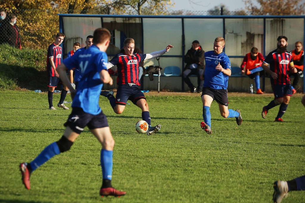 Podsumowanie klasy A. KS Skarbimierz wygrał mecz na szczycie, będzie liderem? [GALERIA z meczu Pogoń Łosiów - KS Kruszyna-Prędocin]