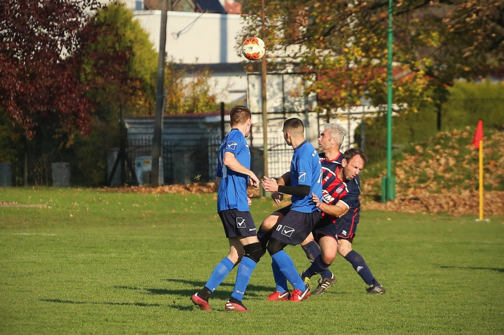 Podsumowanie klasy A. KS Skarbimierz wygrał mecz na szczycie, będzie liderem? [GALERIA z meczu Pogoń Łosiów - KS Kruszyna-Prędocin]