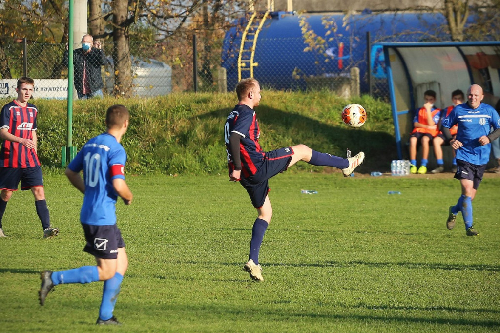 Podsumowanie klasy A. KS Skarbimierz wygrał mecz na szczycie, będzie liderem? [GALERIA z meczu Pogoń Łosiów - KS Kruszyna-Prędocin]