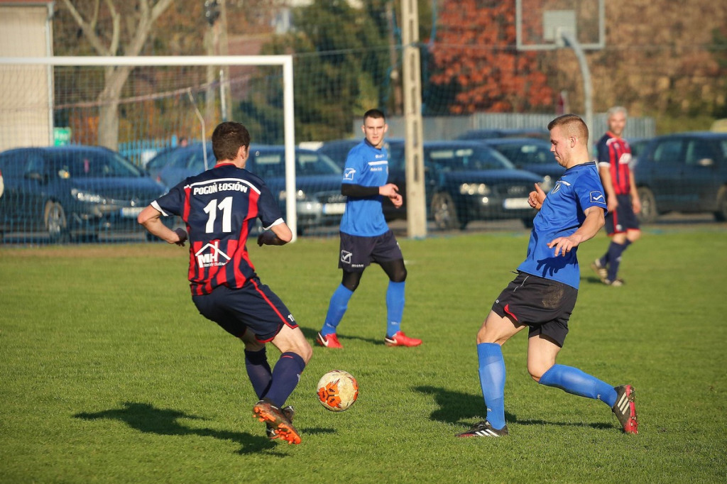 Podsumowanie klasy A. KS Skarbimierz wygrał mecz na szczycie, będzie liderem? [GALERIA z meczu Pogoń Łosiów - KS Kruszyna-Prędocin]