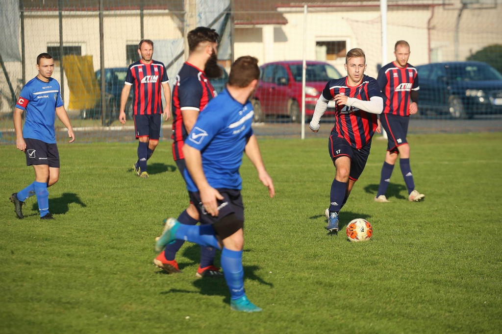 Podsumowanie klasy A. KS Skarbimierz wygrał mecz na szczycie, będzie liderem? [GALERIA z meczu Pogoń Łosiów - KS Kruszyna-Prędocin]