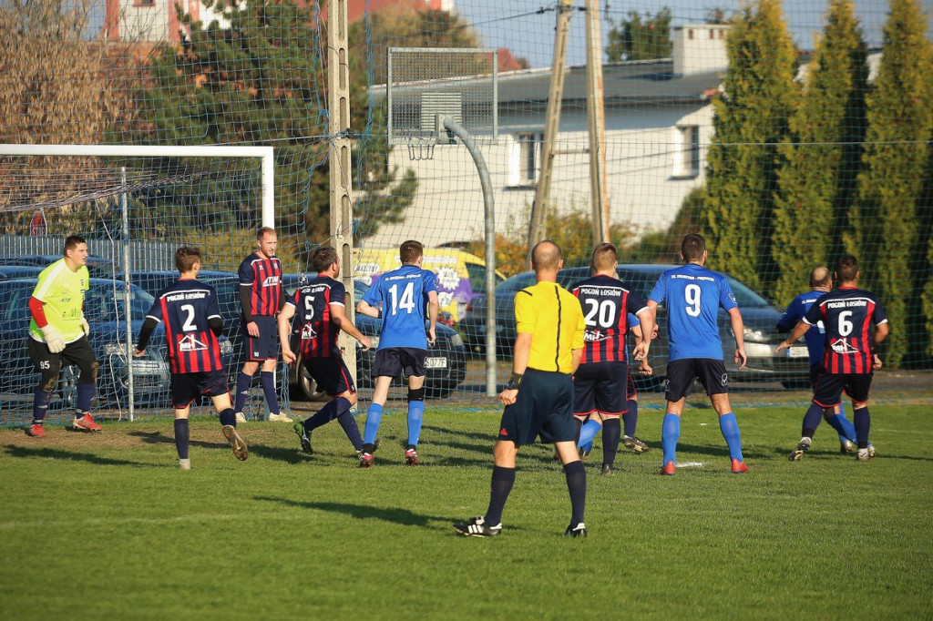Podsumowanie klasy A. KS Skarbimierz wygrał mecz na szczycie, będzie liderem? [GALERIA z meczu Pogoń Łosiów - KS Kruszyna-Prędocin]