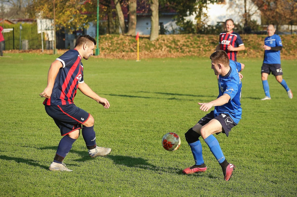 Podsumowanie klasy A. KS Skarbimierz wygrał mecz na szczycie, będzie liderem? [GALERIA z meczu Pogoń Łosiów - KS Kruszyna-Prędocin]