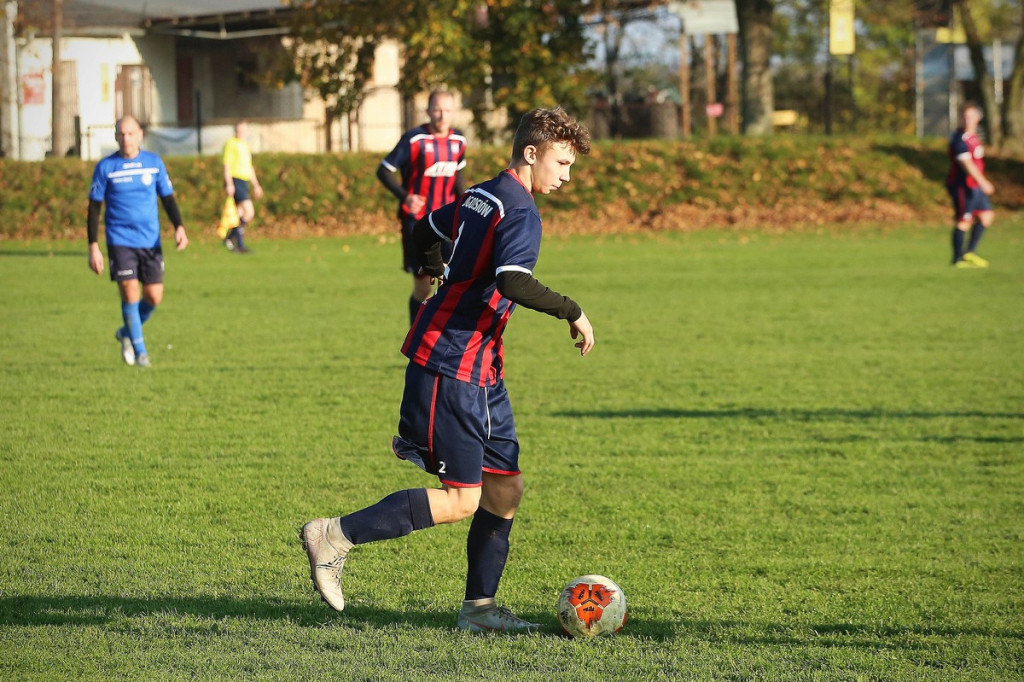 Podsumowanie klasy A. KS Skarbimierz wygrał mecz na szczycie, będzie liderem? [GALERIA z meczu Pogoń Łosiów - KS Kruszyna-Prędocin]